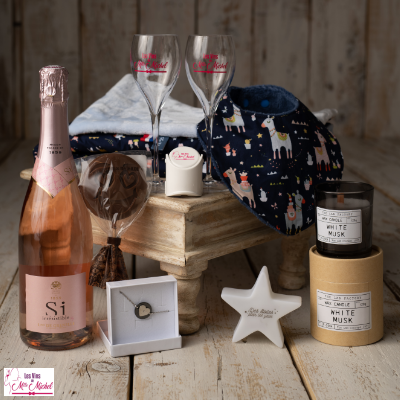 coffret cadeau naissance pour toute la famille avec une bouteille de champagne